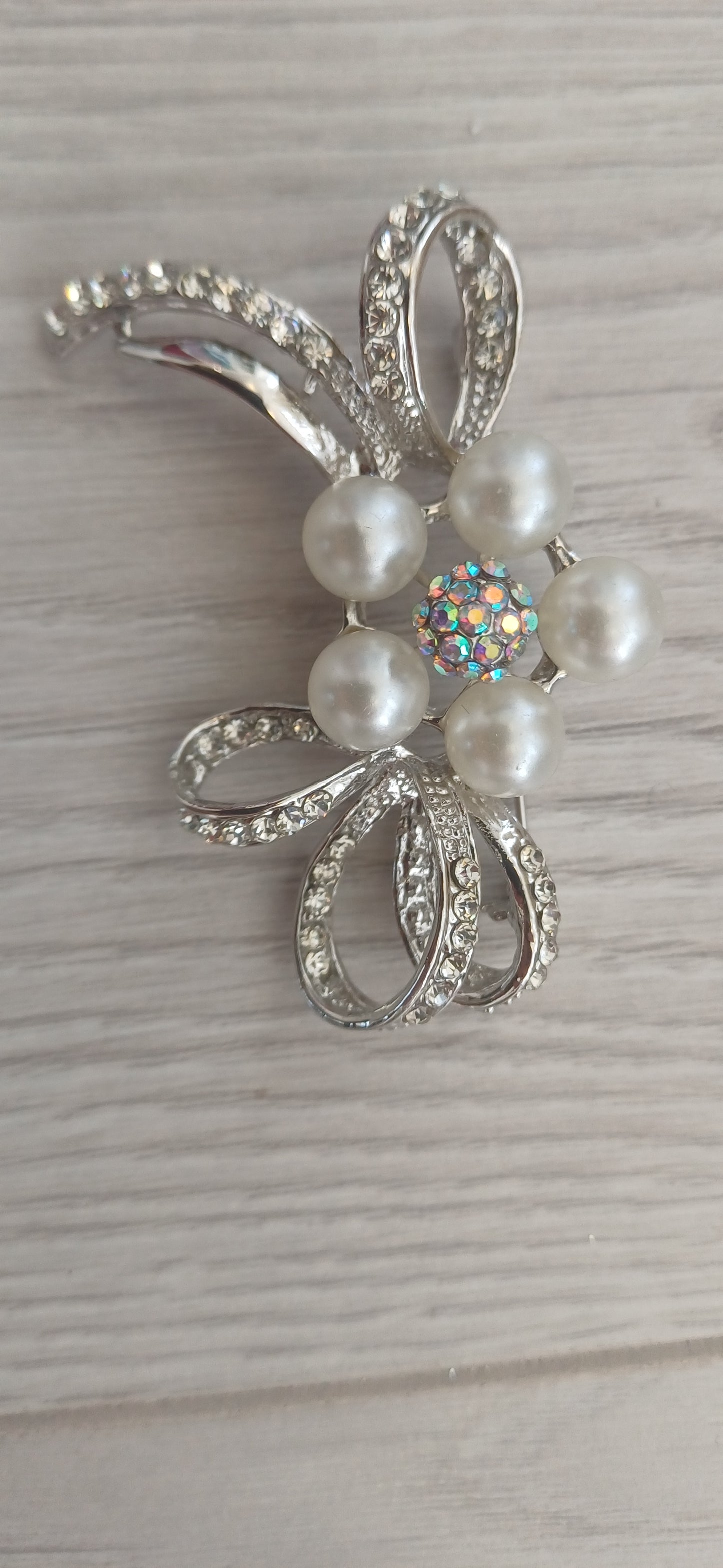 Diamante and pearl ribbon design brooch