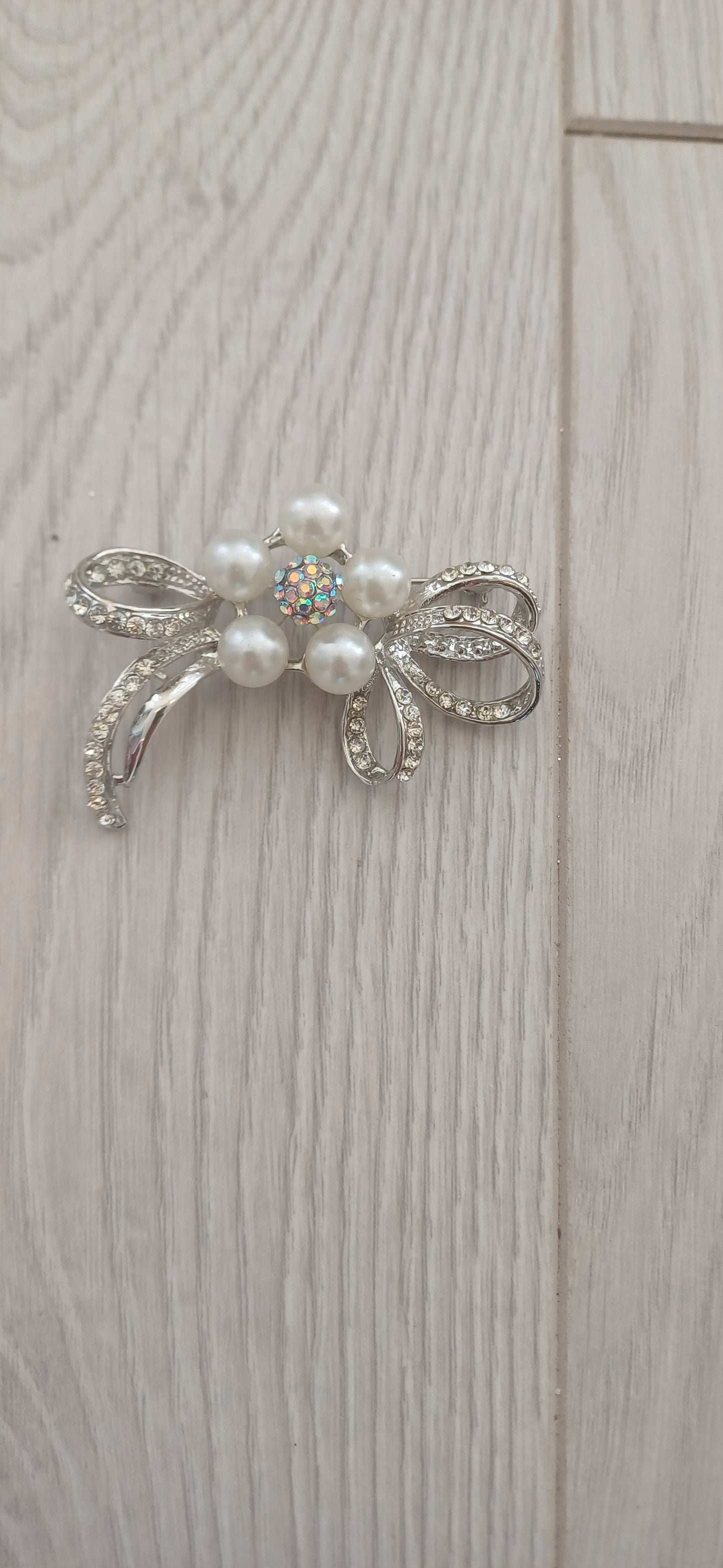 Diamante and pearl ribbon design brooch