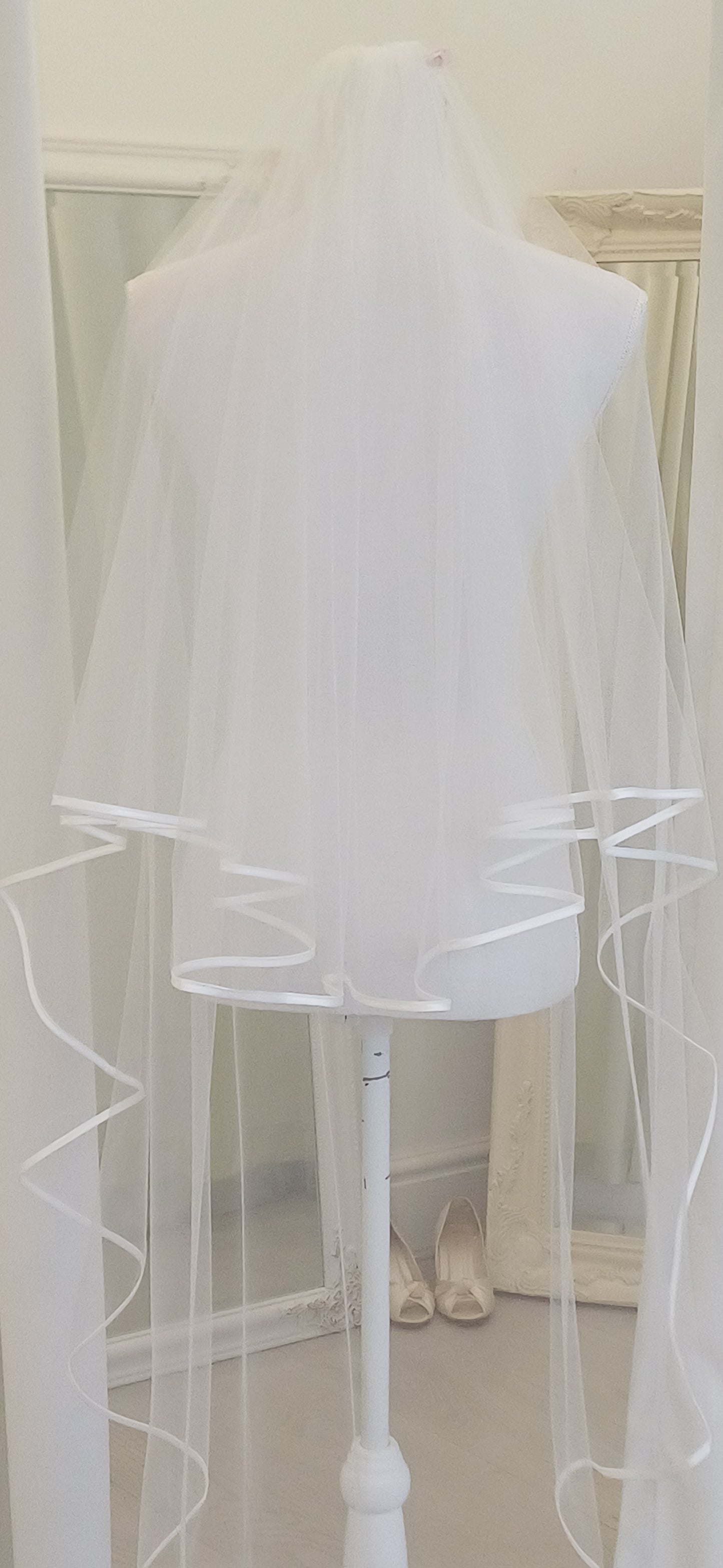 2 tier satin edged veil fingertip