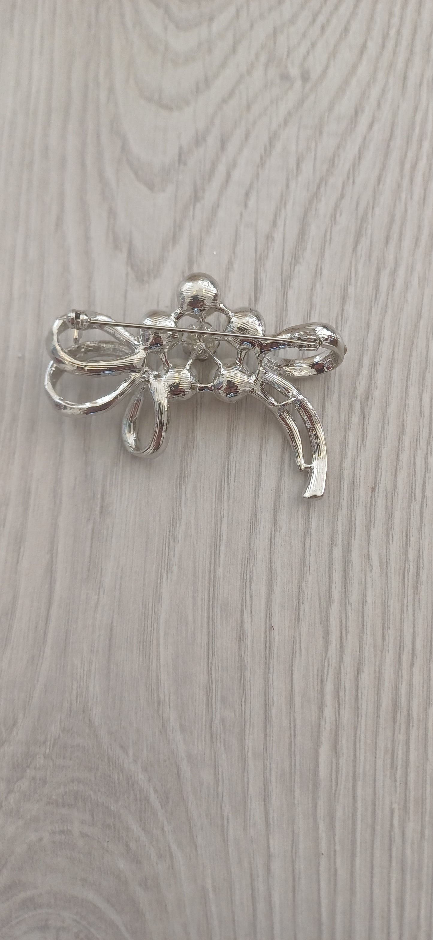 Diamante and pearl ribbon design brooch